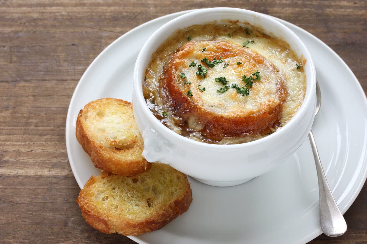 Bol de sopa de cebolla con tostadas.