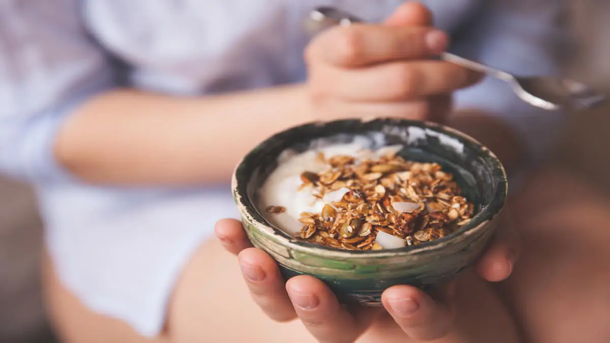 Bol de yogur con granola para hacer desayunos saludables.