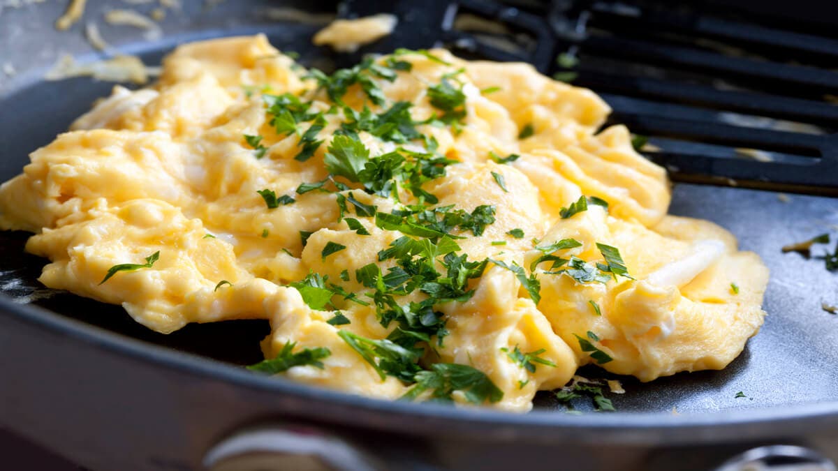Huevos revueltos cremosos para desayunos saludables.