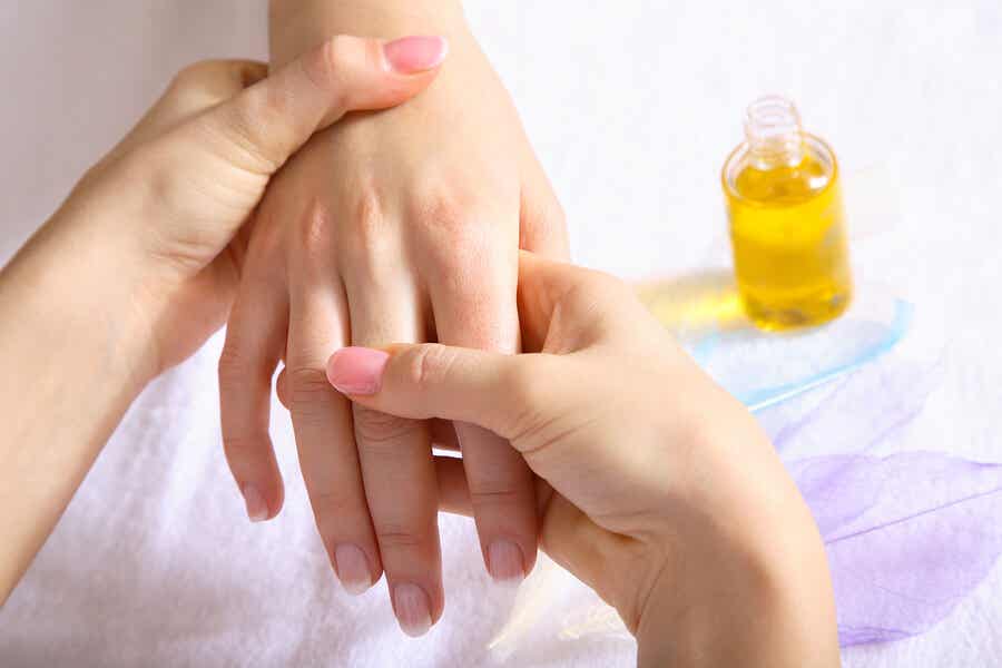 Masaje manos con aceite
