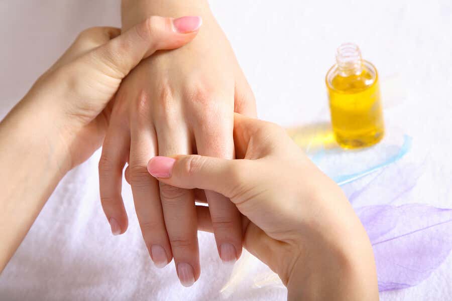 Masaje manos con aceite