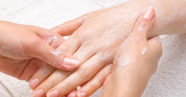 Tratamientos naturales para unas manos suaves y jóvenes