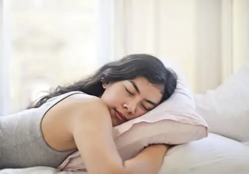 Mujer abrazando su almohada.