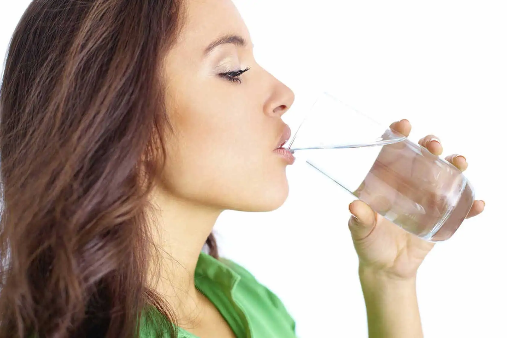 Mujer bebiendo agua de alcachofas.