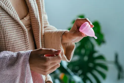 mujer con una copa menstual