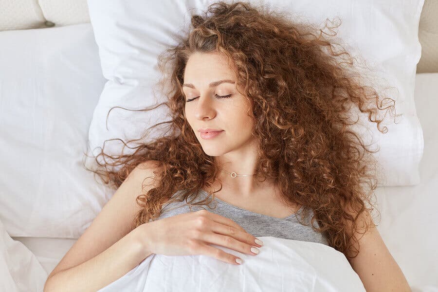 Mujer durmiendo en postura supina.