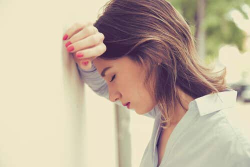 gestresste Frau leidet an nervösem Augenzucken