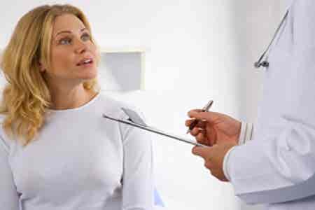 Mujer acude al médico por inflamación de ganglio linfático
