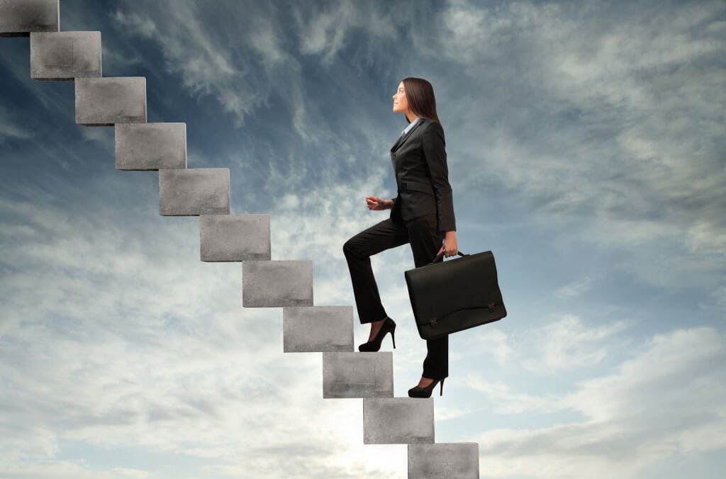 Mujer subiendo escaleras