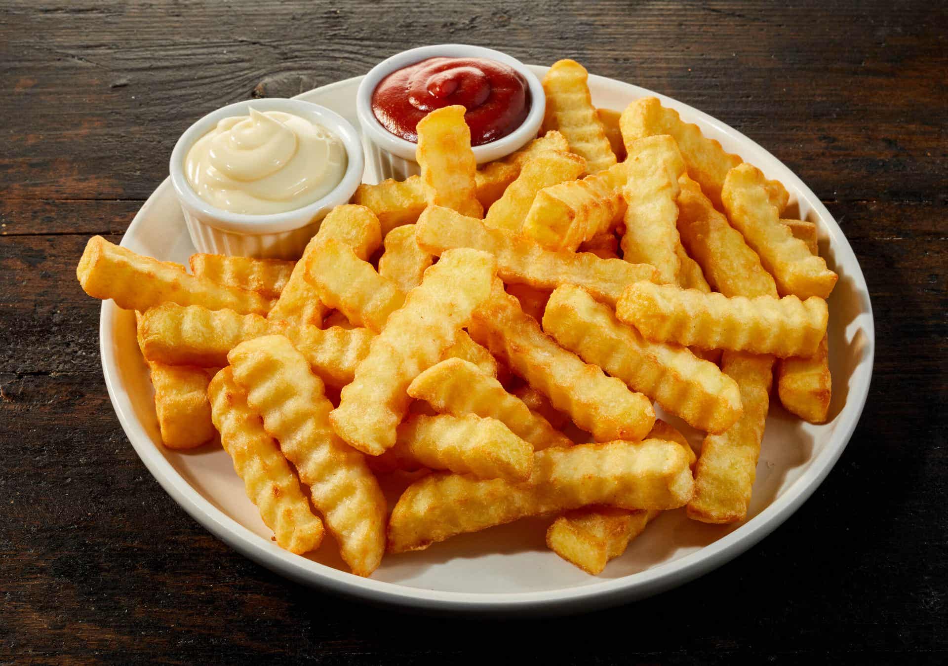 Entre los alimentos prohibidos colon irritable están las patatas fritas.