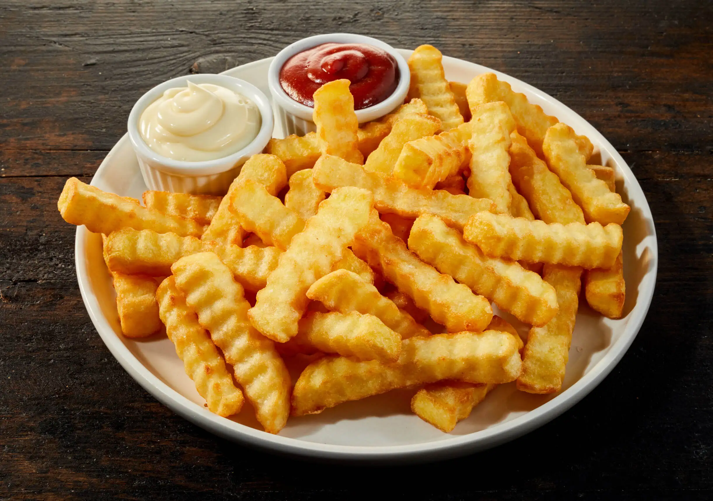 Entre los alimentos prohibidos okrężnica drażliwa están las patatas fritas.