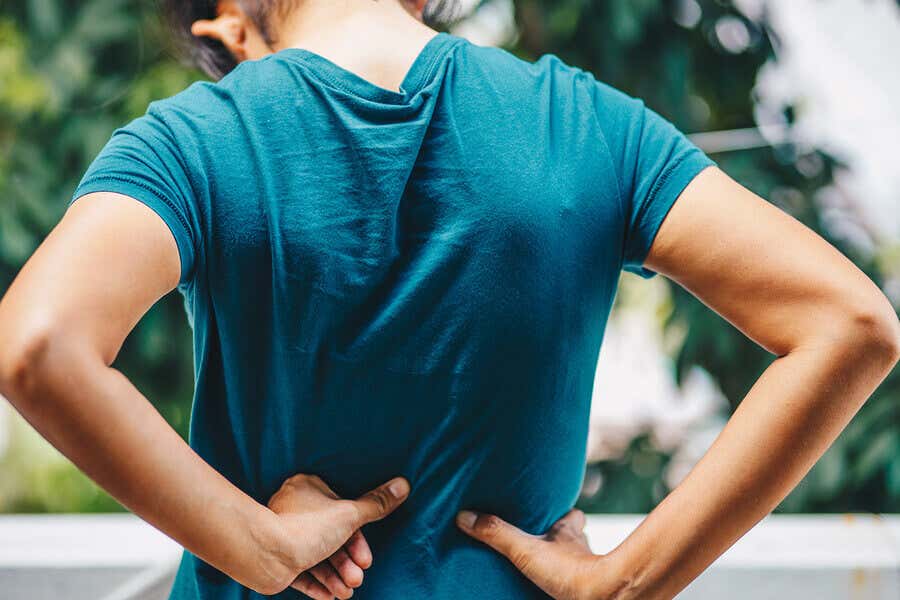 El dolor de espalda es uno de los síntomas de enfermedad en el riñón.