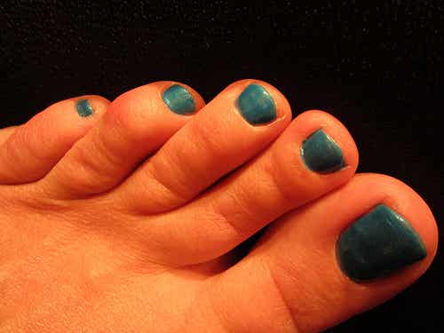 mujer con las uñas pintadas de azul