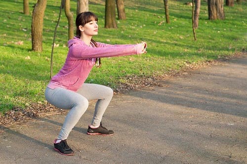Chica-haciendo-sentadillas-excelentes-para-fortalecer-piernas-y-gluteos