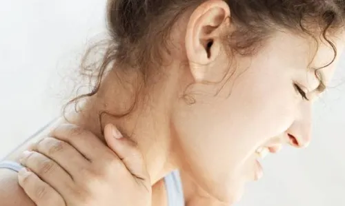 ¿Padeces con frecuencia de tortícolis? Podría deberse a un problema emocional