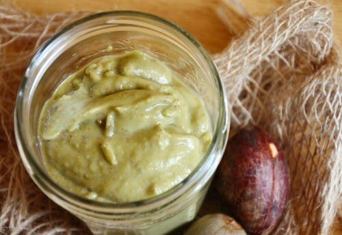 Tratar puntas abiertas del cabello con aguacate