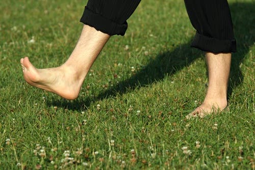 Caminar descalzos