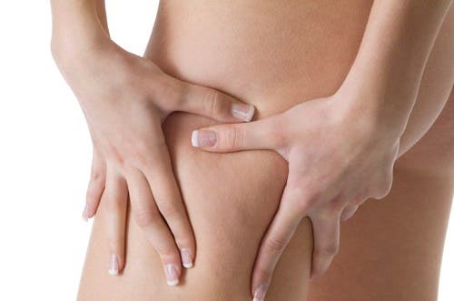 Mujer haciéndose un masaje linfático