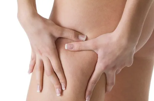 Mujer haciéndose un masaje linfático