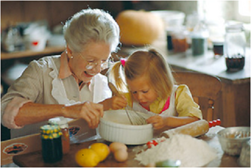 abuela cocinando con su nieta