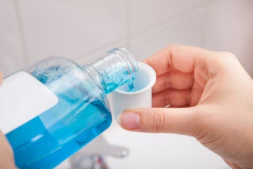 Productos del hogar que sirven como remedios: enjuague bucal