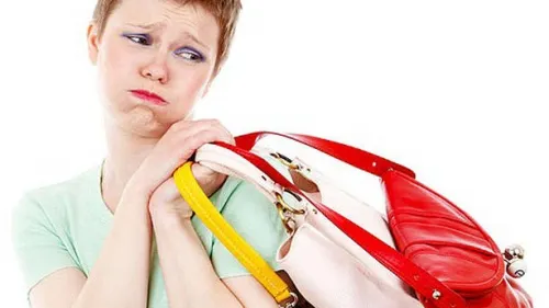 Mujer llevando bolsos de colores