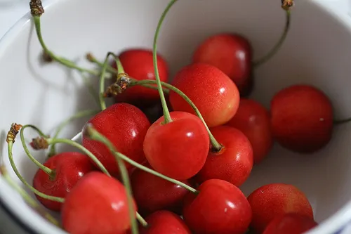Cerezas en recipiente de ceramica