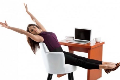 100 Jahre alt werden - Frau macht Gymnastik am Schreibtisch