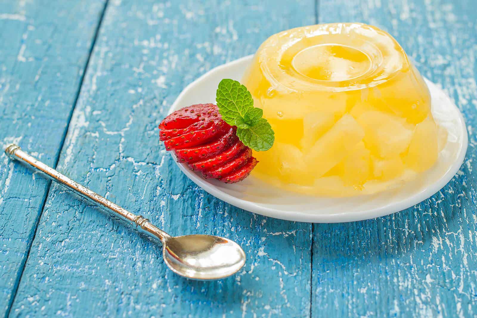 La gelée d'ananas est un dessert léger et délicieux.