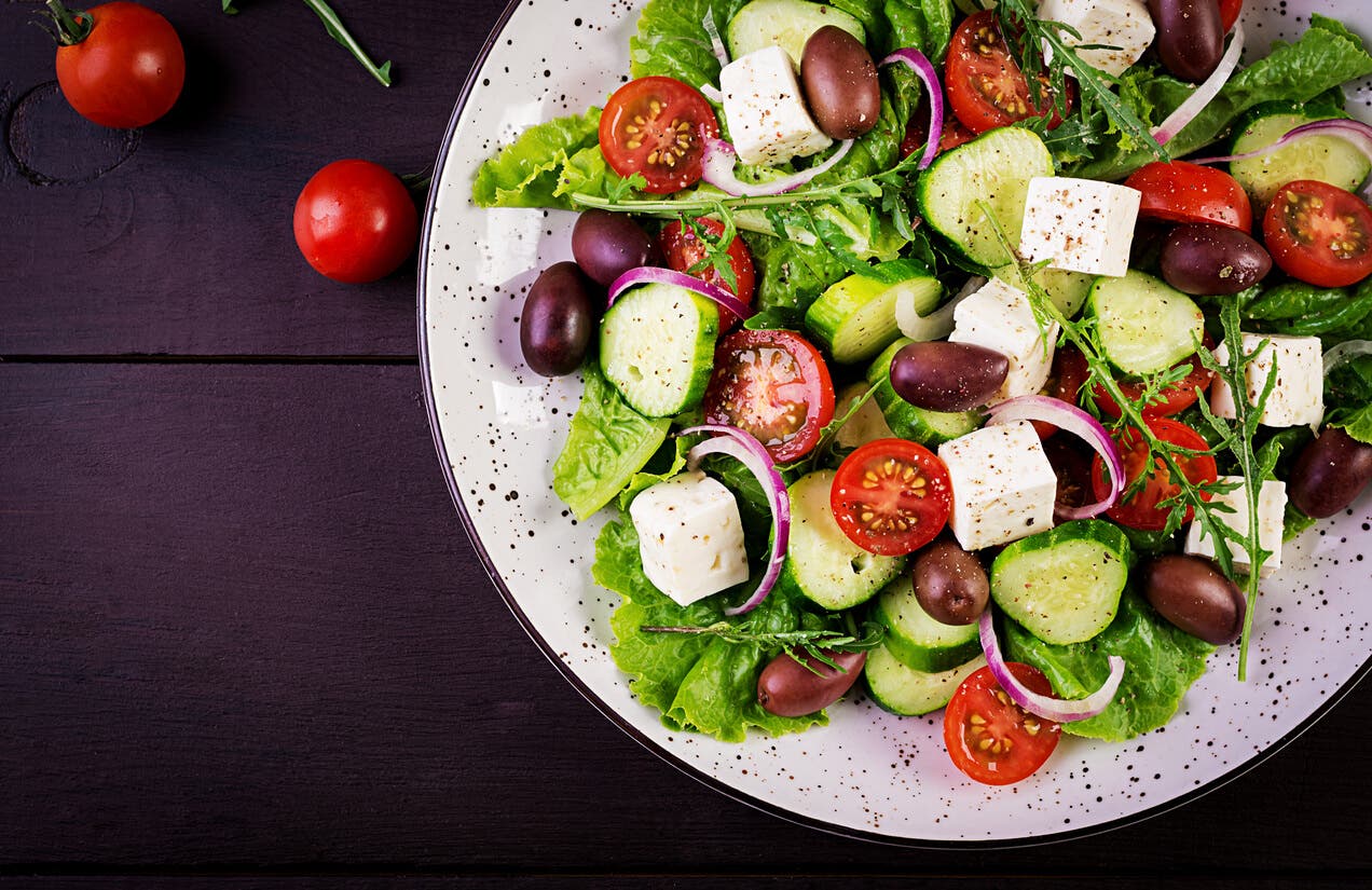 Ensalada griega para aprovechar las propiedades del pepino.