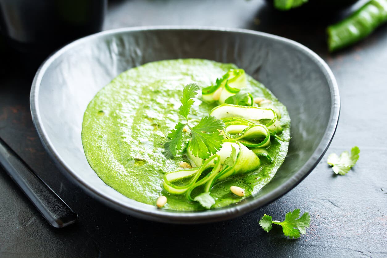 Las propiedades del pepino y el aguacate en forma de crema.