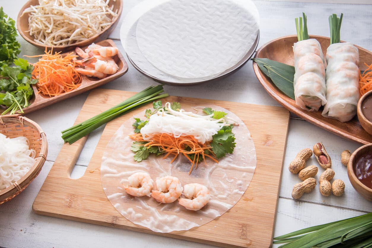 Rollitos de papel de arroz y vegetales.