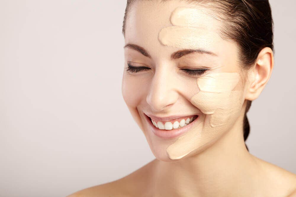 Mujer base cremosa rostro.