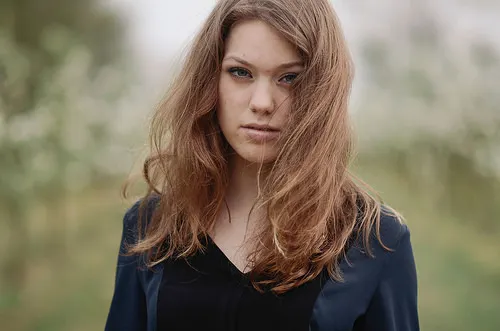 Frau verwendet natürliche Masken für stumpfes und brüchiges Haar