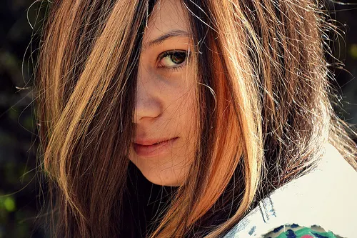 Frau verwendet natürliche Masken für glänzendes Haar