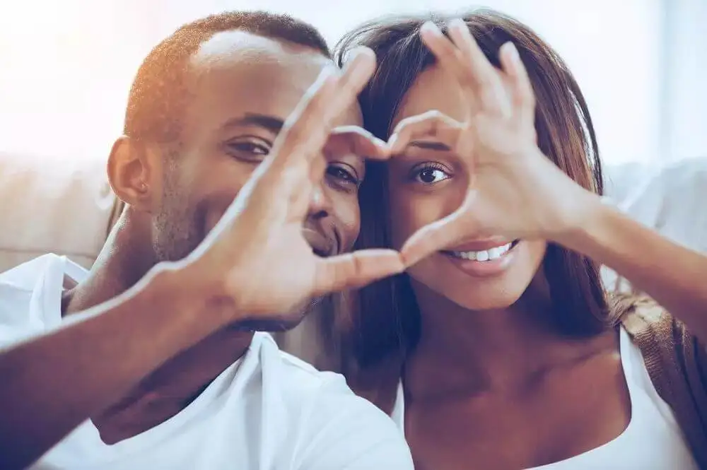 Pareja corazón manos