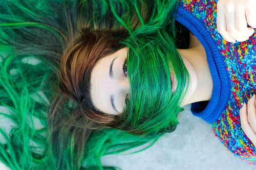 Chica con el pelo teñido de verde