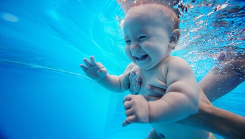 Bebé nadando solo.