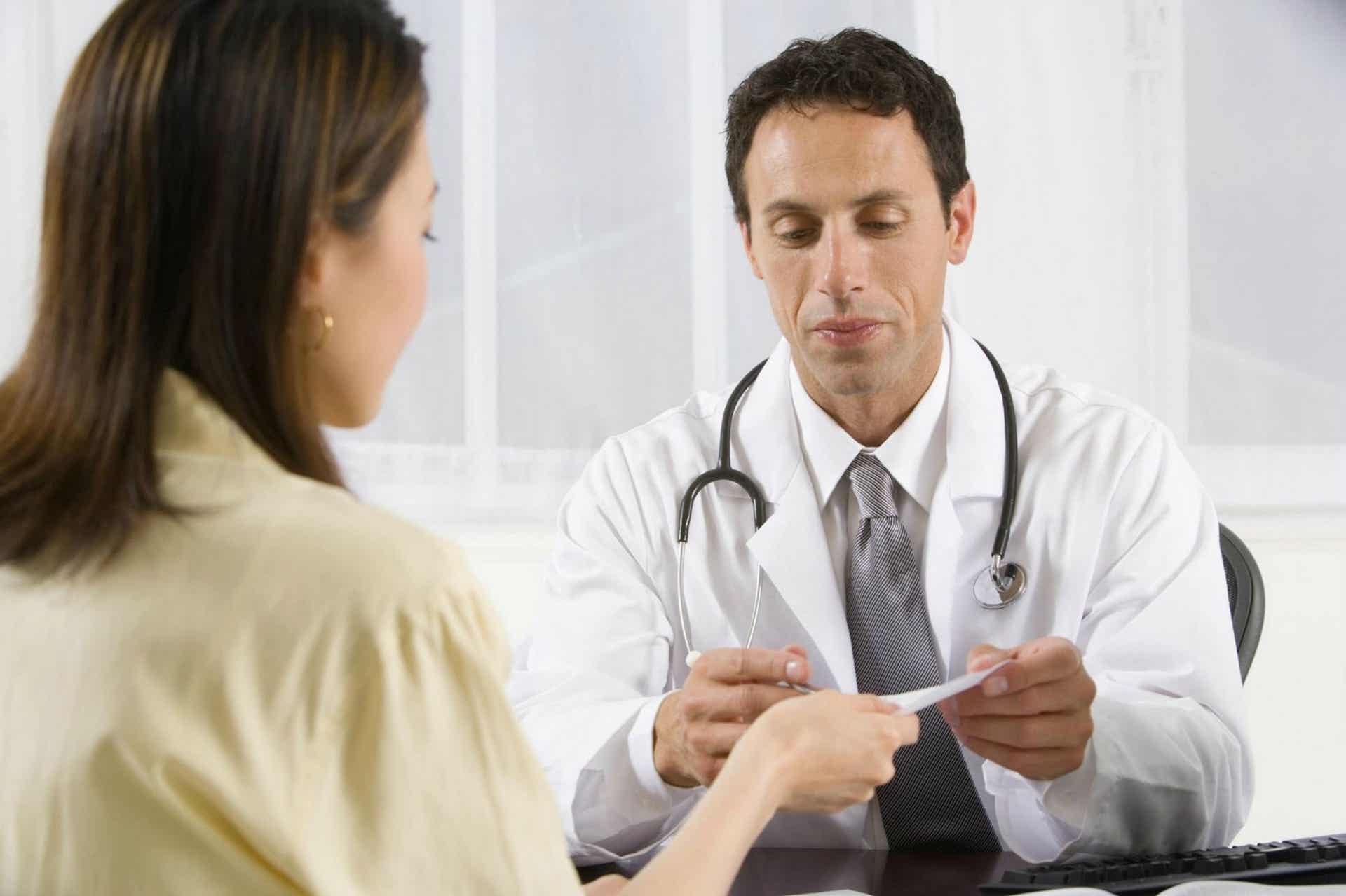 Doctor hablando con paciente sobre el diagnóstico y la receta.