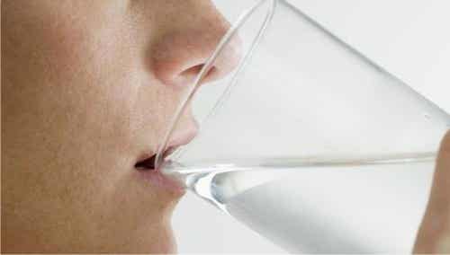 Beneficios de tomar un vaso de agua en ayunas