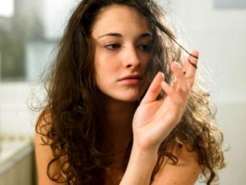 Cómo acabar con el efecto "frizz" de tu cabello