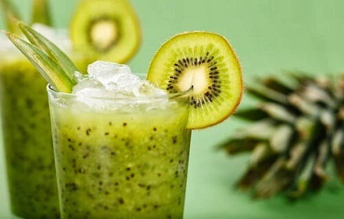 Batido natural de lechuga y kiwi para adelgazar