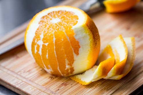 Las propiedades de la naranja amarga se concentran en su piel.