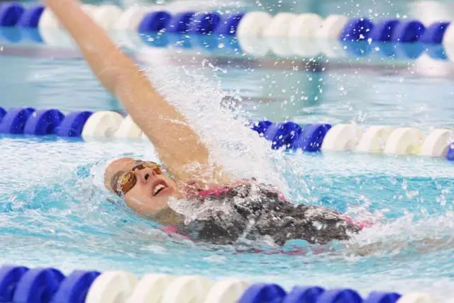 Tips para evitar la flacidez: natación