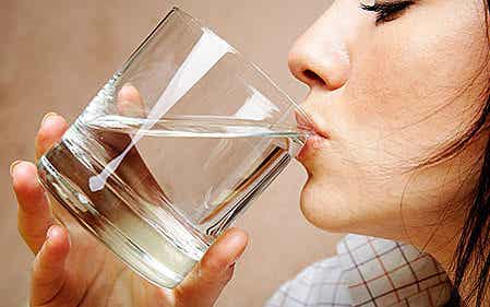 errores al querer adelgazar: no beber agua