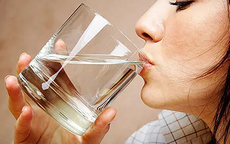 errores al querer adelgazar: no beber agua