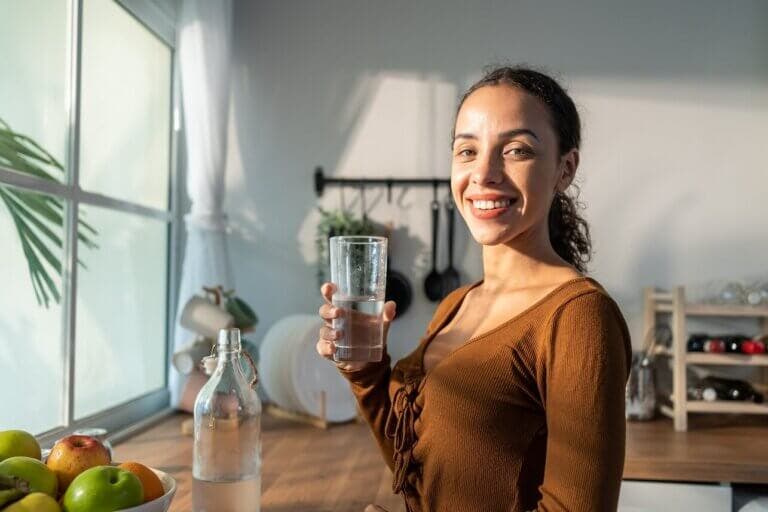 Beneficios de tomar un vaso de agua en ayunas