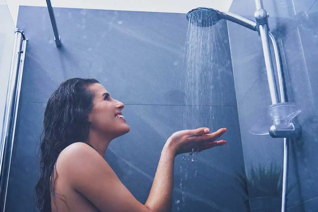 Vrouw onder de douche