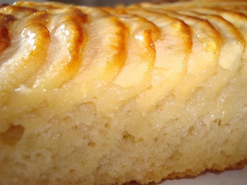 La suavidad del bizcocho de manzana.