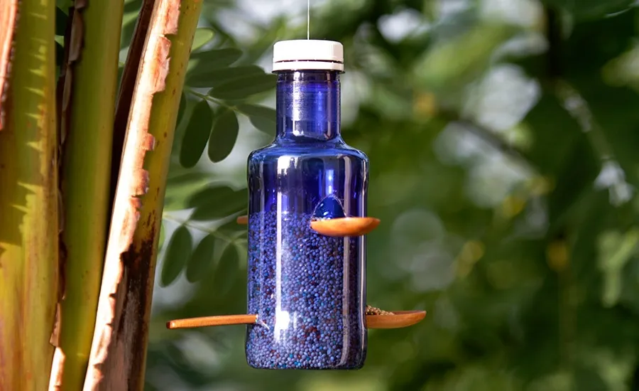 Reutilizar botellas de plástico: comederos para pájaros